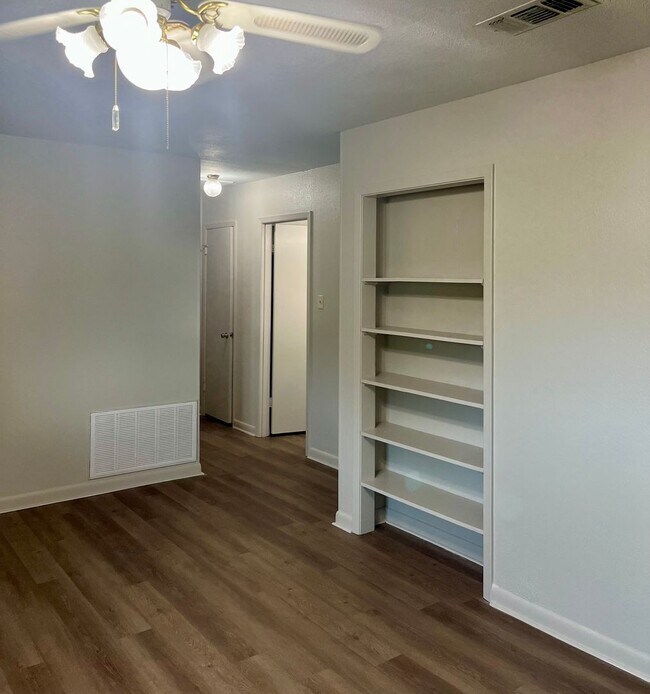 Building Photo - Port Allen-Great Location near historic downtown with new finishings!