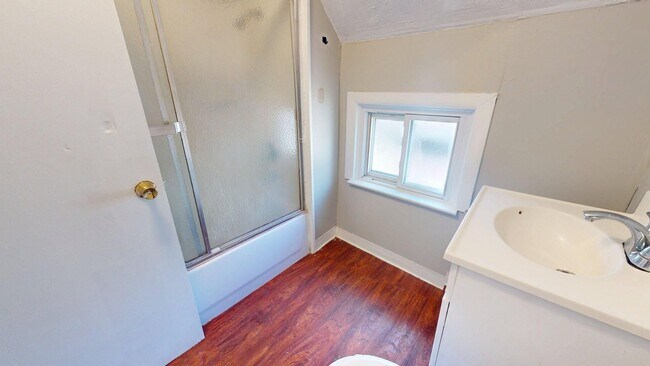 Building Photo - Clark / Fulton Area - 3 Bedrooms - 1 Bath - Single Family Home
