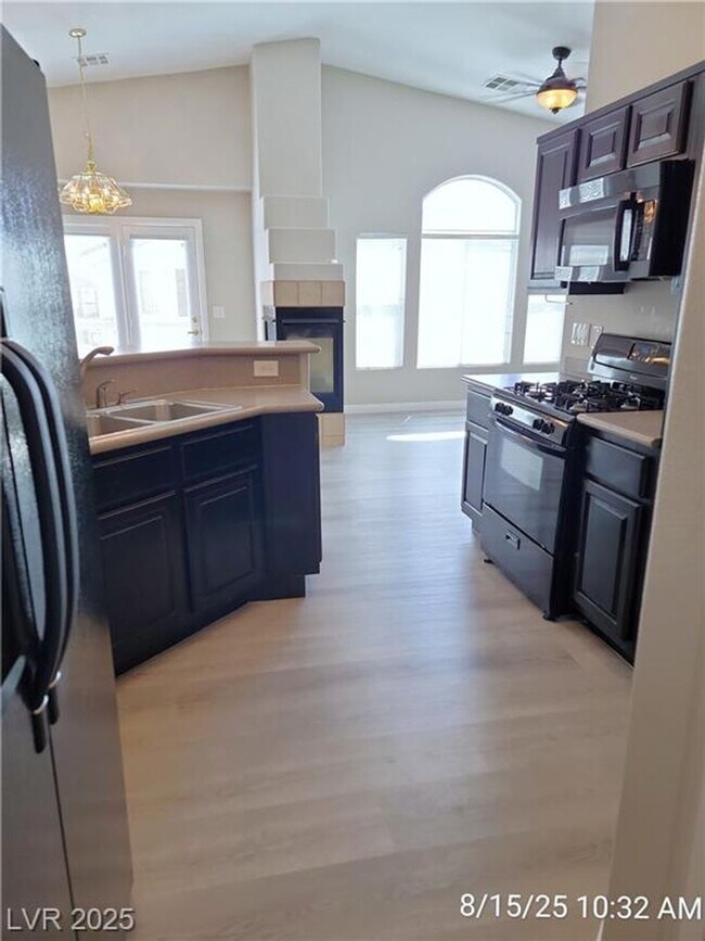 Building Photo - FANTASTIC TOWNHOME - POPULAR FLOORPLAN!! M...
