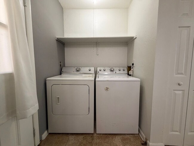 Building Photo - 2BR/1.5BA Townhouse in Mill Run!