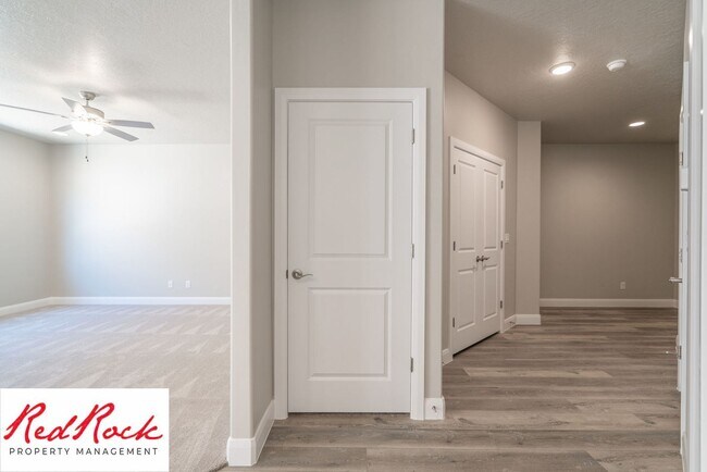Building Photo - 4 Bedroom, 2.5 Bathroom Townhome in Hurric...