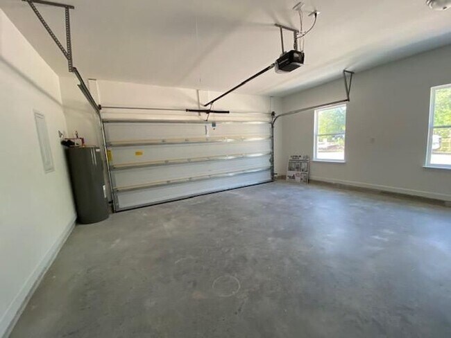 Building Photo - 3 Bedroom Brick Home with Modern Finishes!