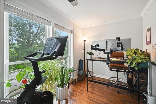 Building Photo - 3175 Summit Square Dr
