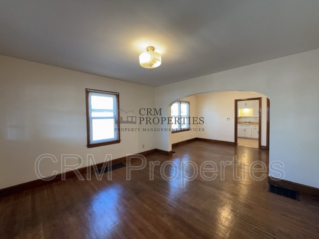 Building Photo - 933 N Linwood Ave