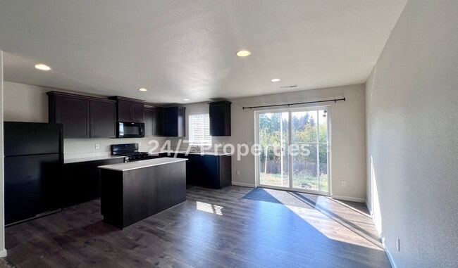 Building Photo - Magnificent 4BD I 2.5BA Molalla Home