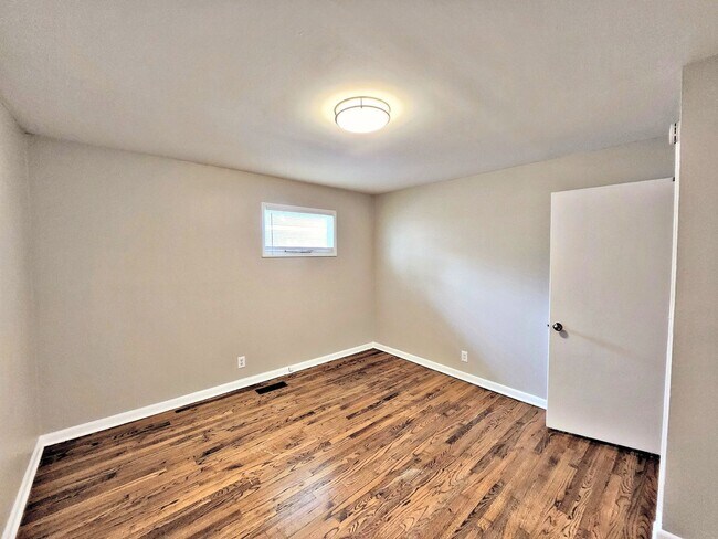 Building Photo - 2 Bedroom / 1 Bath Apartment