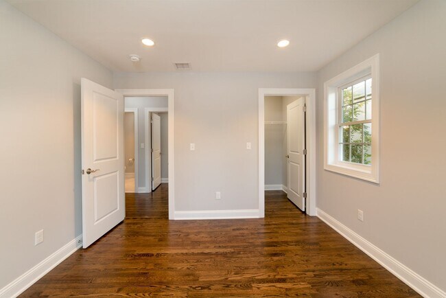 Building Photo - Luxury 3-Bed/1.5 Bath East Rock Condo Avai...