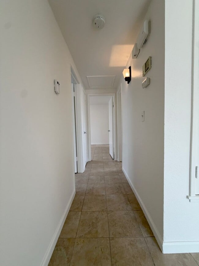 Building Photo - Experience the perfect blend of comfort and convenience