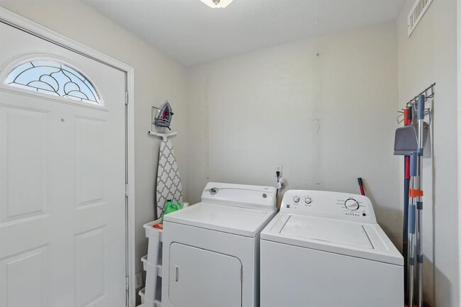 Building Photo - 3454 Livingston Ln