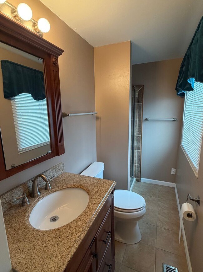 Building Photo - Great Four Bedroom Huber Home