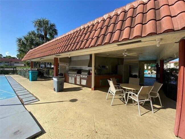 Building Photo - 671 S Hollybrook Dr