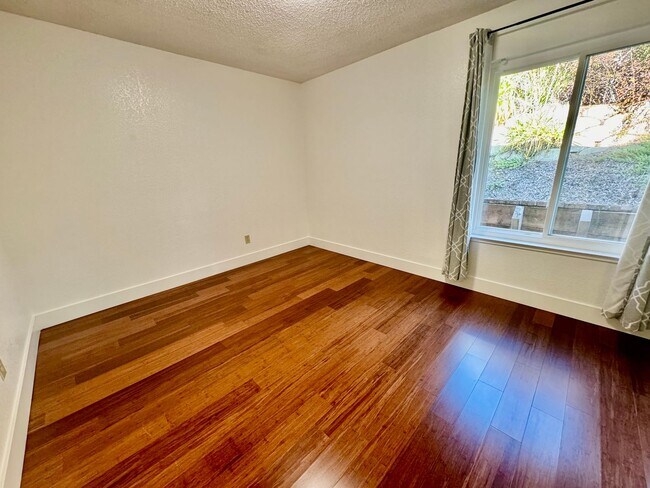 Building Photo - Spacious 4 Bed/2Ba Home in Richmond with Large Backyard!