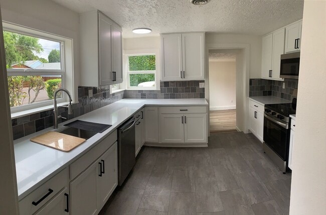 Building Photo - Updated, One Level Home with Two Bedrooms & One Bathroom, and Fully-Fenced Back Yard!