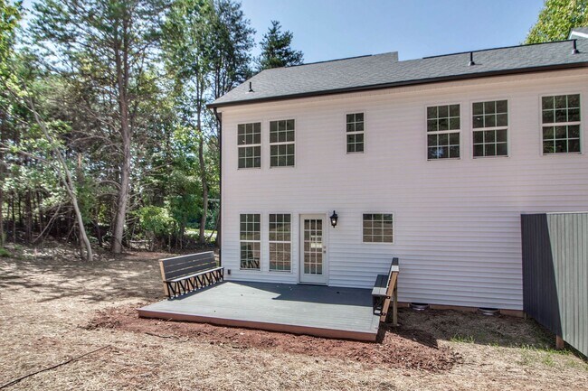 Building Photo - Lux Three Bedroom Townhouse in Sherrills Ford