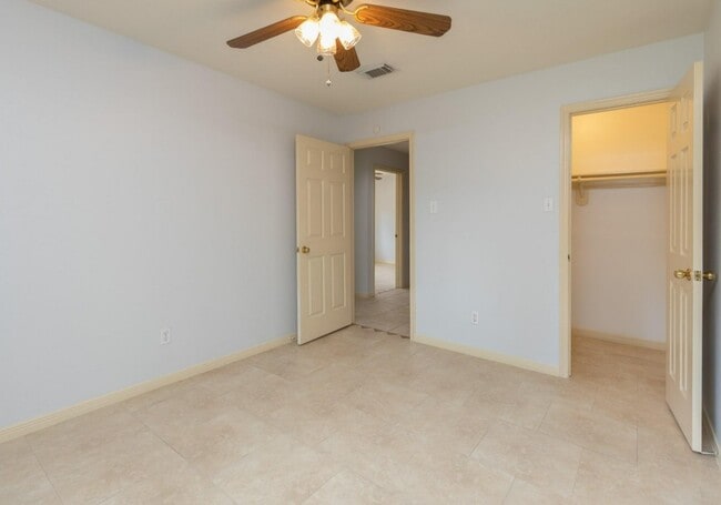 Building Photo - 3926 Oak Gardens Dr