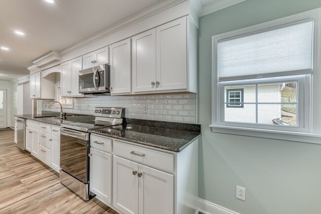 Building Photo - 5 Bedroom / 3.5 Bath Home Blountville, TN