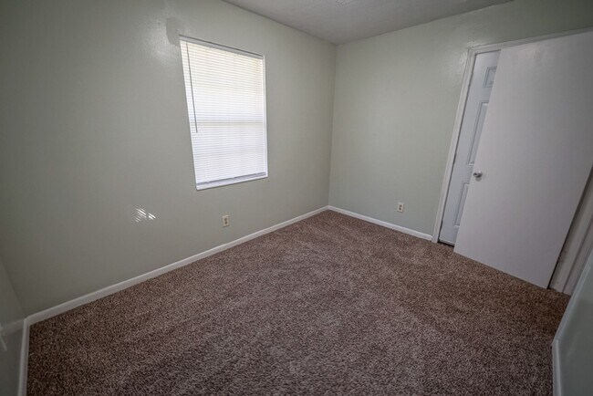 Building Photo - 2304 Hartsfield Ct