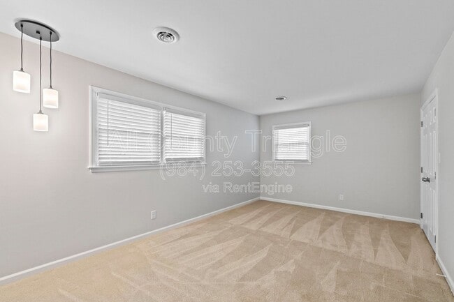 Building Photo - 5105 Pine Dr