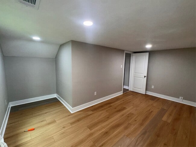 Building Photo - 906 Llano St