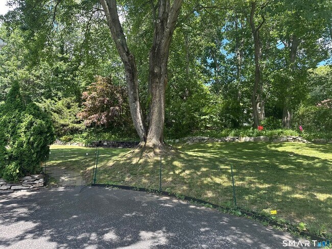 Building Photo - 10 Donohue Dr