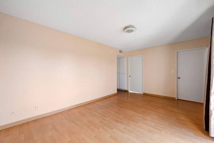Building Photo - 13203 Vanowen St