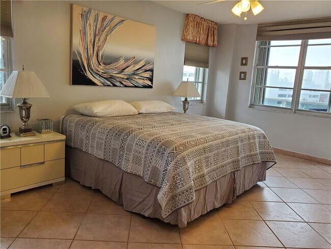 Building Photo - 3725 S Ocean Dr