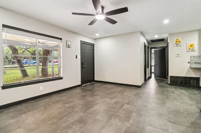 Building Photo - 634 Flatrock Dr