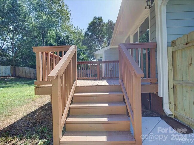 Building Photo - 1208 Fontana Ave