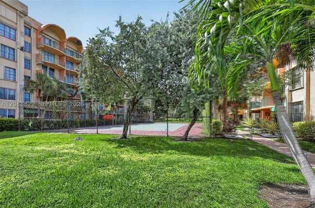 Building Photo - 9360 Fontainebleau Blvd