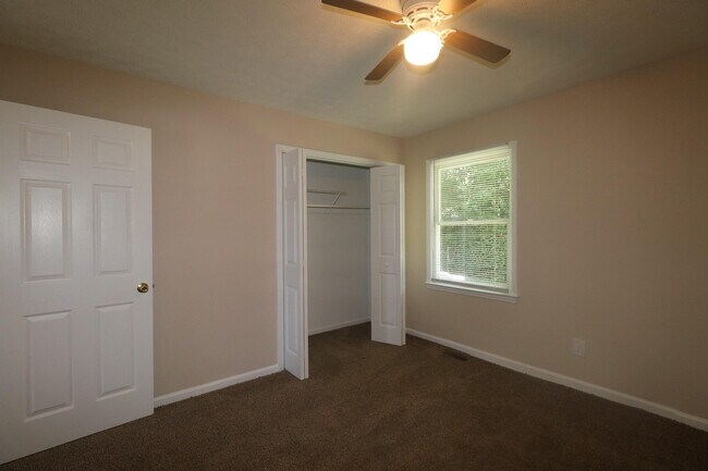 Building Photo - 212 Foxwood Dr