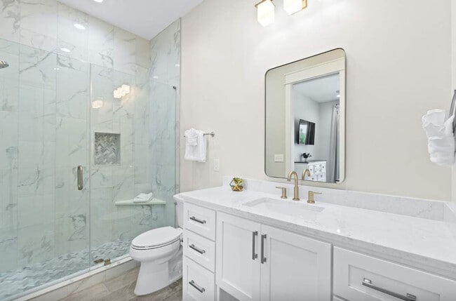 Building Photo - 322 E Lakeshore Dr