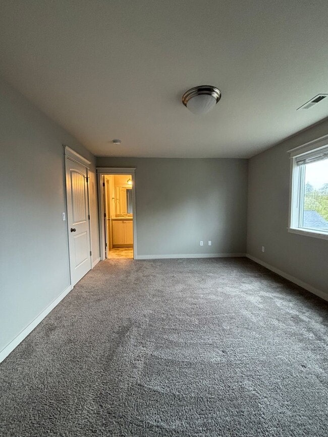 Building Photo - Newer 2 Story Home in Newberg   SHOWINGS  START  MAY 15th