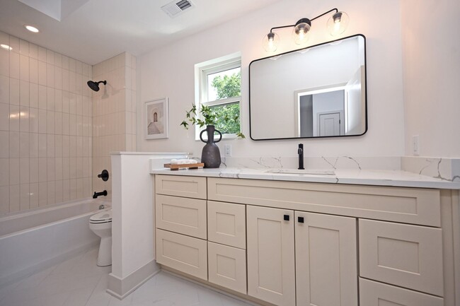 Building Photo - 3 Bed, 3.5 Bath - Modern, sleek & steps fr...
