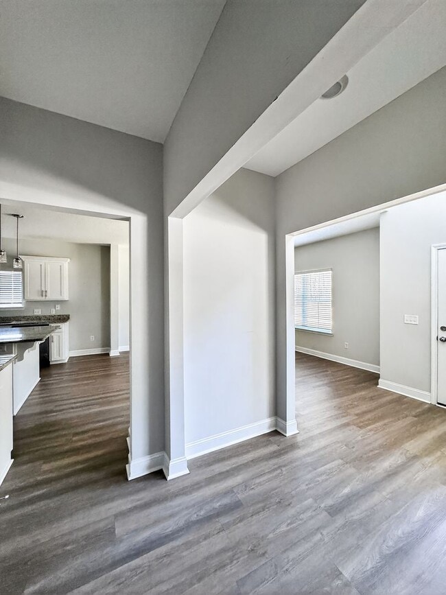 Building Photo - RATE DROP ALERT (was $2200/month) and MOVE-IN SPECIAL: 1st FULL MONTH'S RENT FREE**