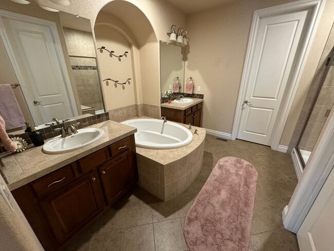 Building Photo - Amazing Lone Tree Home!