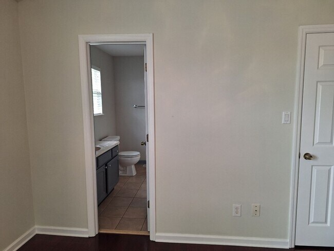 Building Photo - Convenient location to interstate in North...
