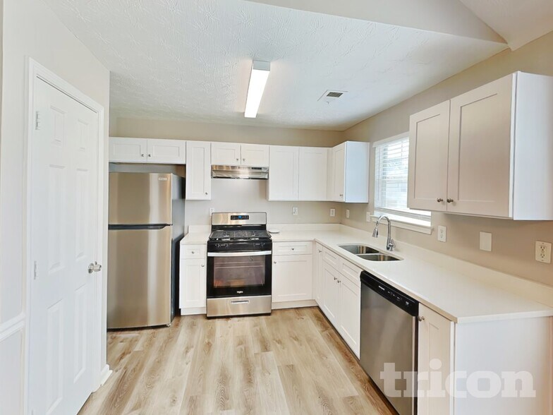 Building Photo - 2578 S Hills