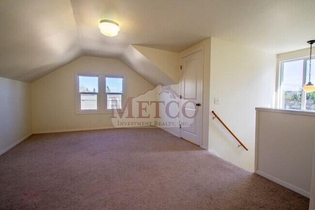 Building Photo - Light & Bright Home In Eugene