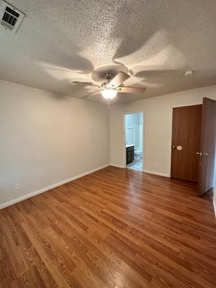 Building Photo - 402 Douglas