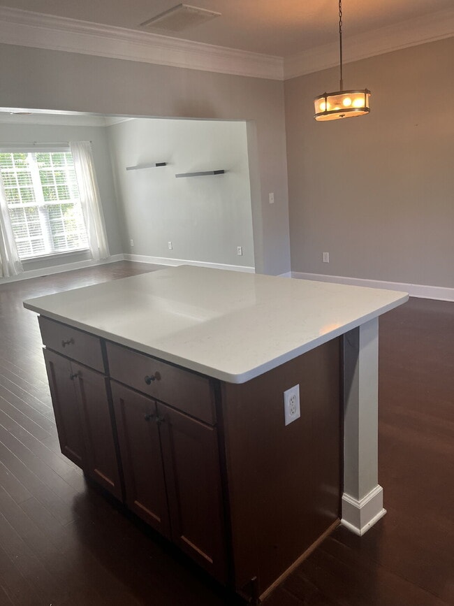 Building Photo - "Charming 2-Bed Townhouse Retreat with 2.5...