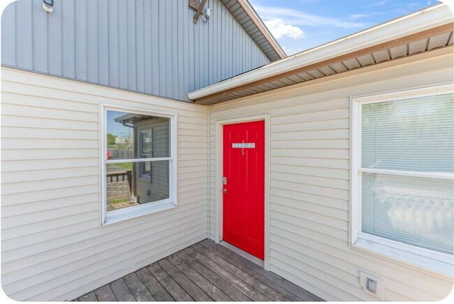 Building Photo - Furnished 1-Bedroom Apartment with Private Entrance and Free Laundry