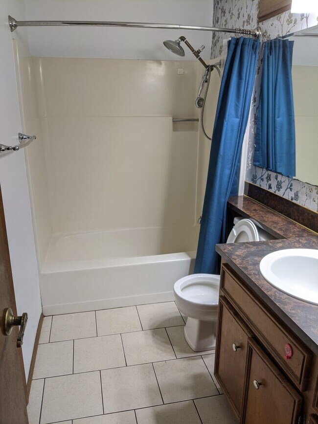 Building Photo - 2 bedroom 1 bathroom duplex