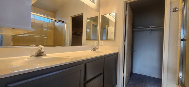 Building Photo - 3 Bedroom 2.5 bsthroom home in Gated Elk Grove Communtiy