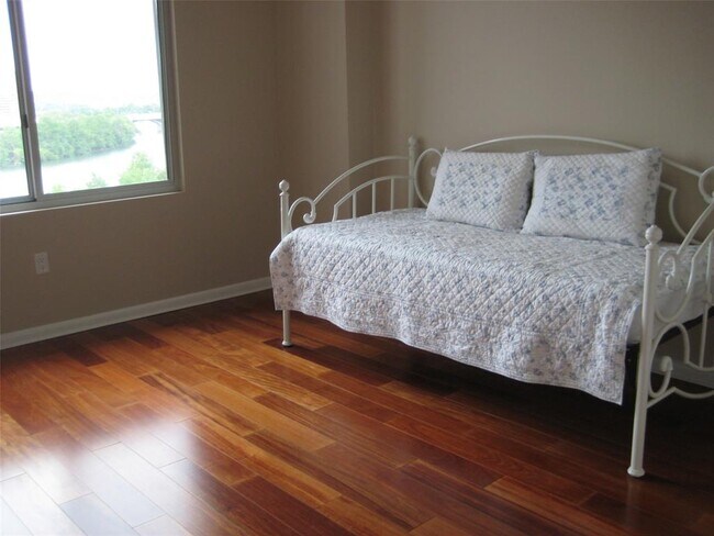 Building Photo - 54 Rainey St