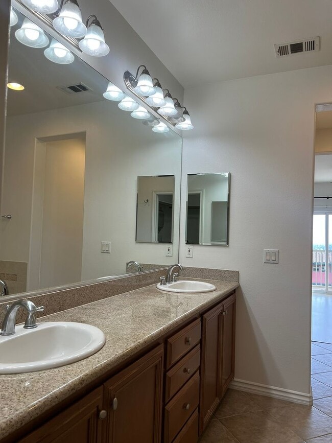 Building Photo - Skyline Villas: Hilltop Townhouse with Stunning Views in Signal Hill