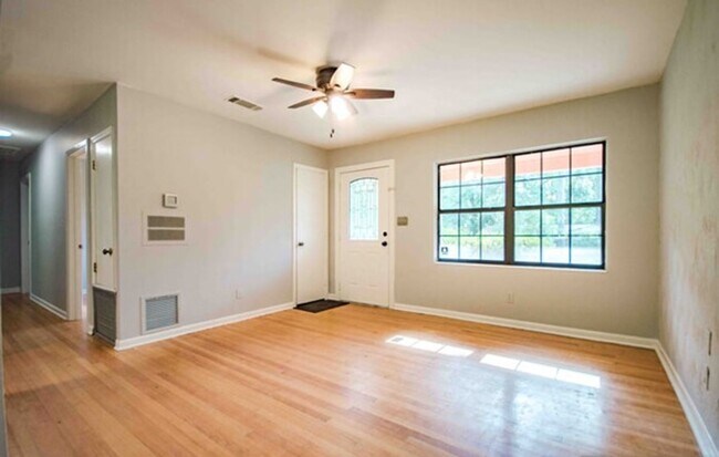 Building Photo - Fabulous home near the fairgrounds-$500 of...