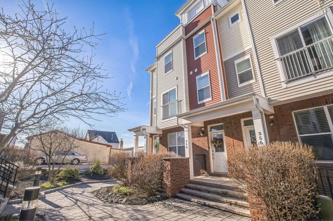 Building Photo - Gorgeous Conshohocken 3 Bedroom, 2.5 Bath END Unit Townhome With Amazing Views!
