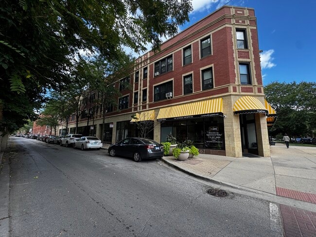 Building Photo - 1344 W Lunt Ave