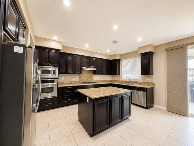 Building Photo - Beautiful Heritage Lake 3 Bedroom+ House for rent