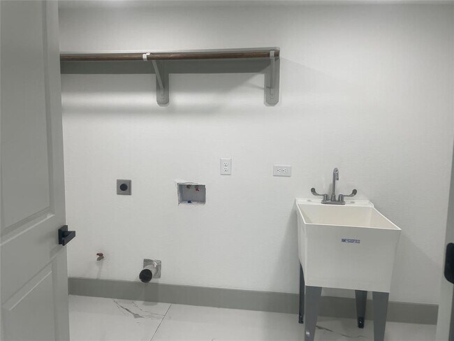 Building Photo - 7005 Kopman Dr